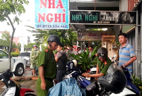 Thi thể bị trói tay chân trong nhà nghỉ Cảnh sát khám nghiệm hiện trường nam thanh niên tử vong trong tư thế bị trói tay chân