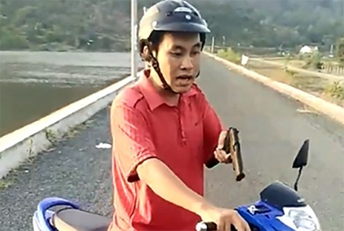 Phó phòng rút súng nhựa doạ dân bị phạt 7,5 triệu đồng Hành vi rút súng nhựa doạ bắn dân của Phó phòng Nông nghiệp huyện Tri Tôn, tỉnh An Giang được cho gây phản cảm, thiếu chuẩn mực. Ảnh: Cắt từ video.