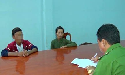 Nam sinh lớp 9 khai tiếp tục vào học sau khi đánh chết bạn Trinh sát lấy lời khai Giỏi có chứng kiến của người giám hộ