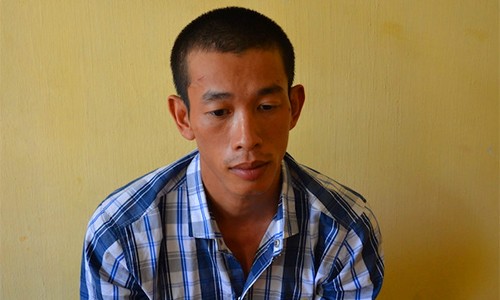 Tên trộm khoét mái tiệm vàng, vung dao doạ bà chủ Bảo tại cơ quan điều tra. Ảnh: C.A