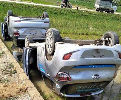 Dân vây đánh gần chục côn đồ do vợ gọi về hành hung chồng Hai taxi chở nhóm côn đồ bị người dân khiêng lật xuống ruộng