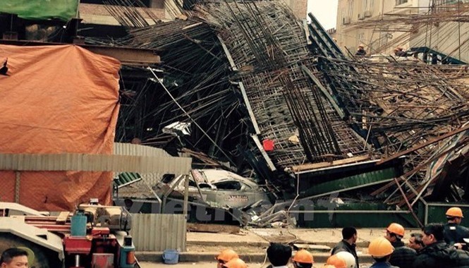 Sự cố đường sắt trên cao: Kiến nghị gửi công hàm tới ĐSQ Trung Quốc Hiện trường vụ sập giàn giáo tại công trường đường sắt đô thị Cát Linh-Hà Đông. Ảnh: Sơn Bách/Vietnam+.