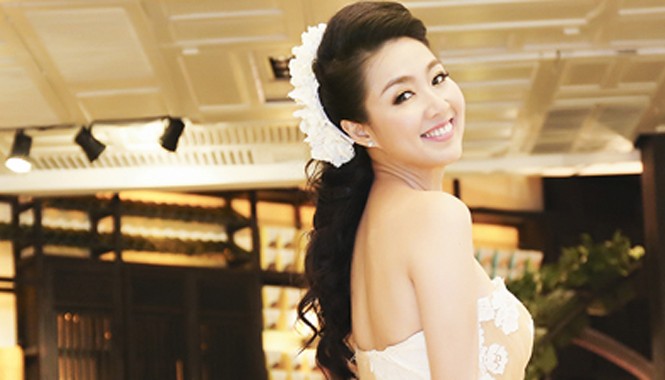 Lê Khánh diện váy cưới đuôi cá lộng lẫy Kiểu váy cưới đuôi cá khiến Lê Khánh cảm thấy ưng ý nhất trong bốn bộ trang phục của cô trong đám cưới.