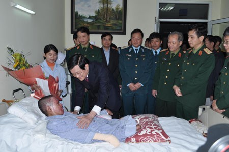 Chủ tịch nước thăm quân nhân bị nạn trong vụ tai nạn máy bay Chủ tịch nước Trương Tấn Sang ân cần thăm hỏi, động viên Thượng úy QNCN Đinh Văn Dương. Ảnh qdnd.vn