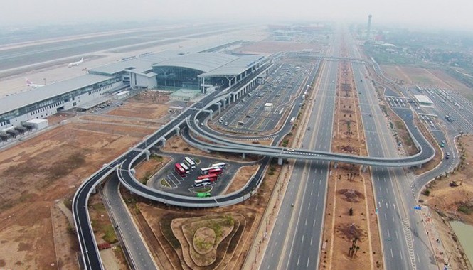 Ga hàng không hiện đại nhất Việt Nam nhìn từ flycam Nhà ga mới nằm cách nhà ga cũ T1 chưa đầy 1km, diện tích gần 139.300m2, có tổng mức đầu tư khoảng 13.700 tỷ đồng, hoàn thành sau gần 3 năm xây dựng, áp dụng các tiêu chuẩn hàng không hiện đại nhất của thế giới.