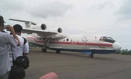 Thủy phi cơ Nga đến Indonesia tìm hộp đen QZ8501 Chiếc Beriev Be-200 chuyên tìm kiếm cứu nạn của Nga đã tới Indonesia.