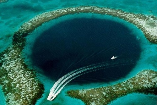 Hố khổng lồ giúp lý giải sự sụp đổ của văn minh Maya Hố xanh khổng lồ trên biển Belize, vùng Trung Mỹ. Ảnh: US Geological Survey USGS.