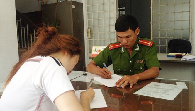 Cô gái trẻ bị bạn trai đánh dã man, đòi lột đồ giữa đường Cô gái trình bày sự việc tại trụ sở công an.
