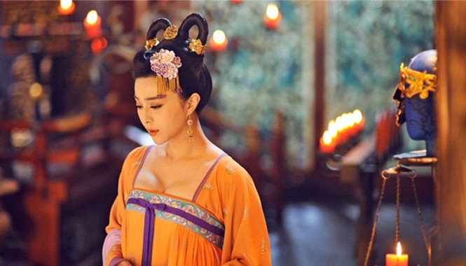 Băng Băng hở ngực bạo, 'Võ Tắc Thiên' bị 'sờ gáy' Băng Băng hở bạo trong phim cổ trang.
