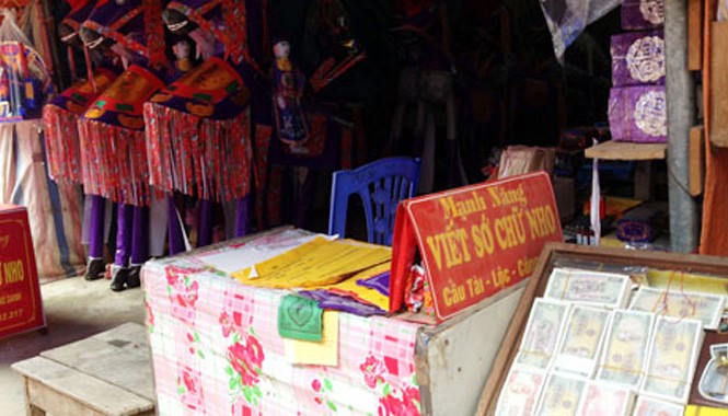 Lãi khủng từ kinh doanh... tiền lẻ Dịch vụ đổi tiền lẻ ở đền ông Hoàng Bẩy (Lào Cai).