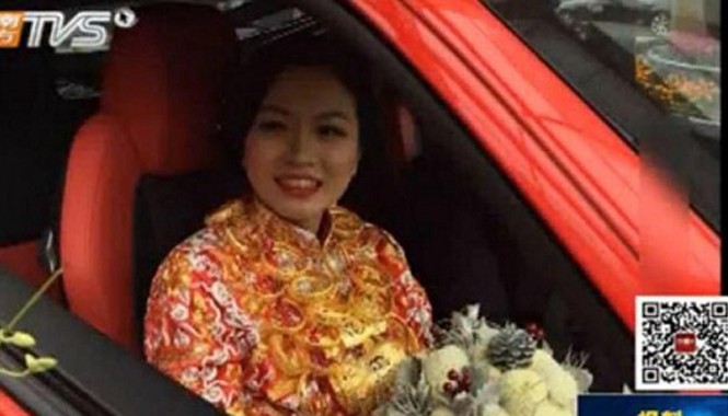 Cô dâu đeo 5kg vàng trong ngày cưới Cô dâu với 5kg vàng đeo trên người.