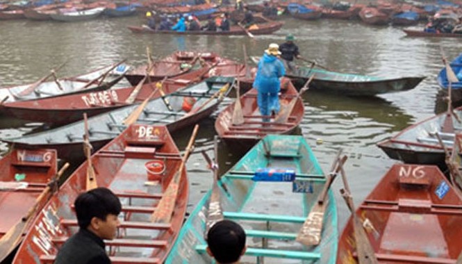 Phí đò tại chùa Hương cao nhất 40.000 đồng/người/2 lượt vào ra Mức phí đò tại chùa Hương từ 25.000 - 40.000 đồng/người/2 lượt vào ra. Ảnh minh họa.