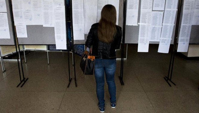 Sinh viên đông Ukraine lo bằng đại học vô giá trị Một phụ nữ xem kết quả thi đầu vào dán trên bảng thông báo của Đại học Donetsk, miền đông Ukraine, hôm 25/9. Ảnh: AFP.