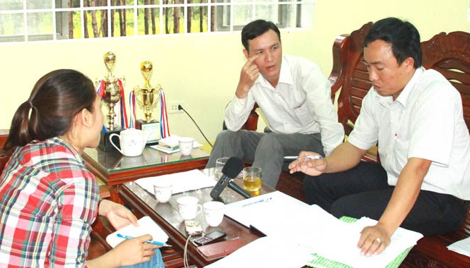 Trường bắt ký giấy khất nợ: Hiệu trưởng bị chuyển công tác Ông Lê Đức Ánh- người ngồi bên trái.