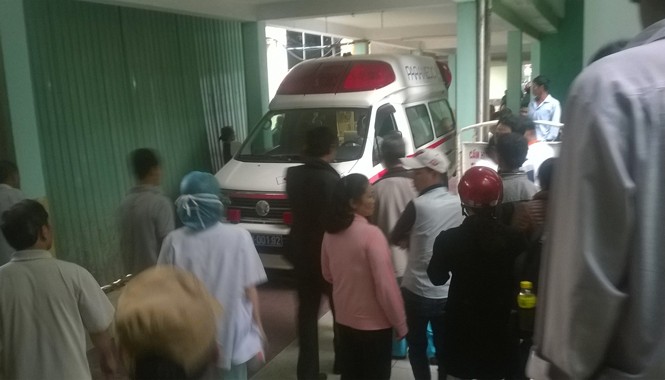 Tập dượt chuẩn bị đón ông Nguyễn Bá Thanh về nước trị bệnh Xe cứu thương chạy thẳng vào khoa Ung bướu.