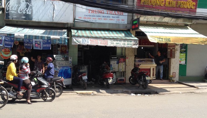 Bắt nhóm cướp đạp xe, móc đồ cực kỳ táo bạo Khu vực anh Khanh bị nhóm cướp dàn cảnh móc túi. Ảnh: Đông Sơn.