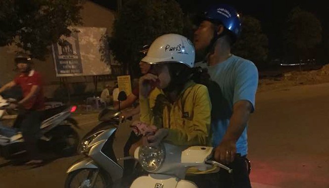 Vờ xin việc để trộm hàng chục điện thoại Iphone Các hiệp sĩ đưa Linh về đồn công an làm việc.