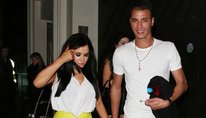 Cựu tiền đạo Arsenal cặp kè với chị em song sinh Playboy Chamakh tay trong tay với chị em nhà Howe.
