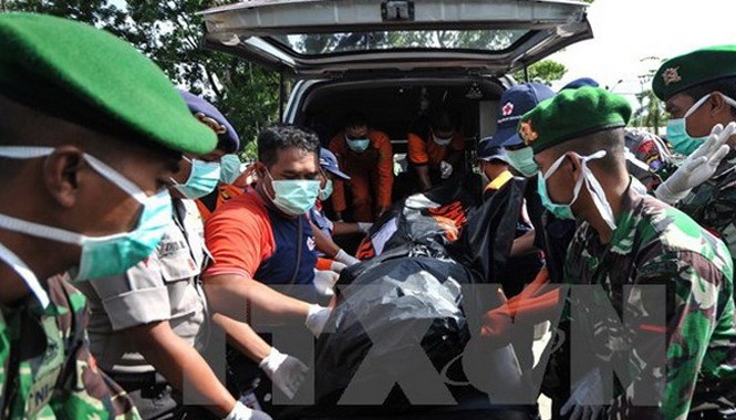 Bản tin 14h: Malaysia giúp nhận dạng nạn nhân QZ8501 Lực lượng cứu hộ Indonesia chuyển thi thể nạn nhân máy bay QZ8501 từ Biển Java về Pangkalan Bun ngày 1/1/2015. Nguồn: THX/TTXVN.