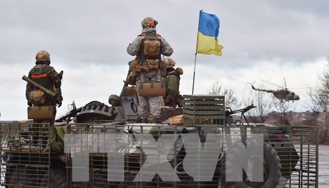 Bản tin 20H: Vùng Donbass bên bờ vực tiếp tục chiến tranh Binh sĩ quân đội Ukraine tuần tra tại thành phố Kramatorsk, vùng Donetsk, miền đông Ukraine ngày 24/12. Nguồn: AFP/TTXVN.