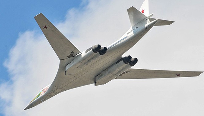 Nhận diện 'át chủ bài' của Không quân Nga Máy bay ném bom chiến lược Tu-160.