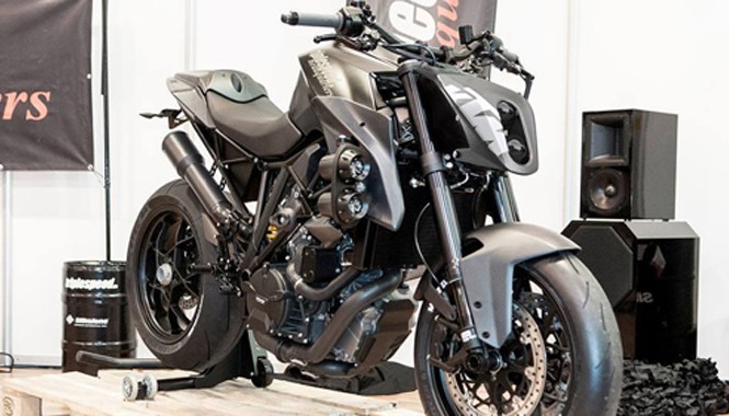 Môtô dữ dằn với đèn pha mặt quỷ Một chiếc 1290 Super Duke màu đen với đèn pha của Micro Sapio.