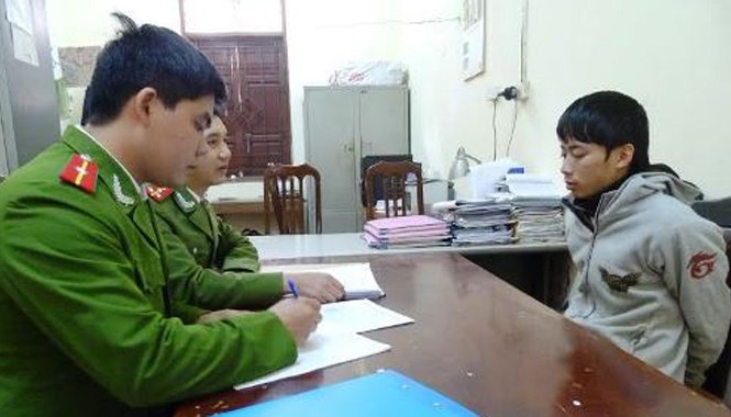 Bị “cướp” người yêu, đổ thuốc diệt cỏ vào bể nước trả thù Đối tượng Nguyễn Tiến Dũng khai báo tại cơ quan công an.