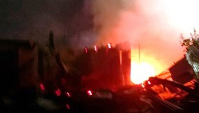 12 căn nhà trong khu chợ ở Cà Mau bị thiêu rụi Hơn chục ngôi nhà tại khu vực chợ Thới Bình bị thiêu rụi. Ảnh: Phúc Hưng/ VnExpress