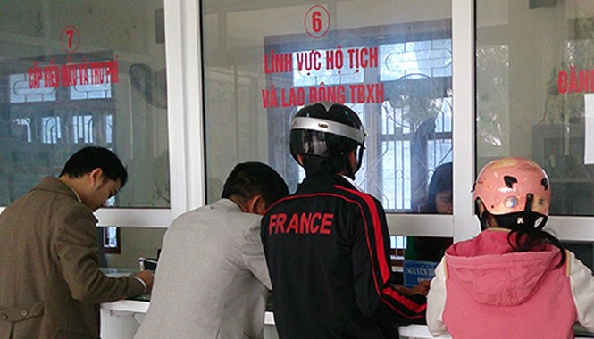 Dân chấm điểm công chức qua điện thoại Người dân Quảng Trị đến giao dịch tại các văn phòng một cửa sẽ được hỏi để chấm điểm chất lượng dịch vụ. Ảnh: Hoàng Táo.