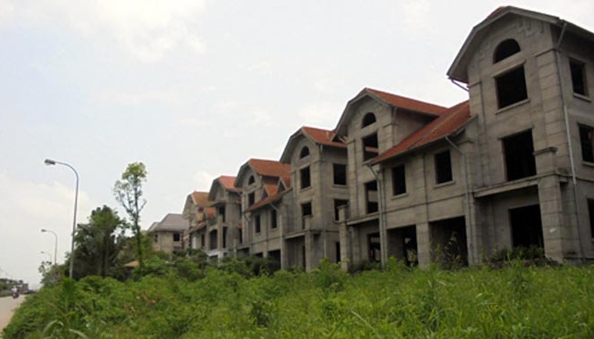 Bức tranh bất động sản màu xám ở phía Tây Hà Nội Dãy biệt thự bỏ hoang trong thời gian dài như màu xám xịt trong bức tranh bất động sản Hà Nội.