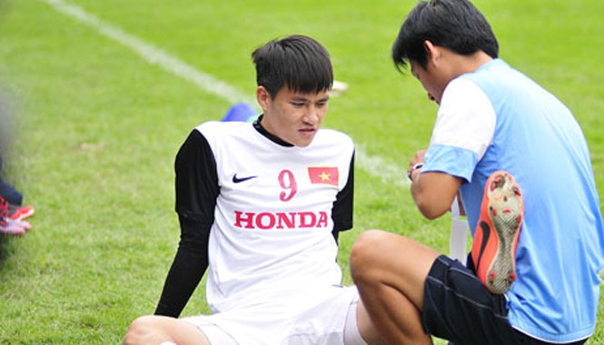 Sự sống mới của Công Vinh Sau một AFF Cup không như mong đợi, Công Vinh (trái) có khả năng phải đối diện với nhiều vấn đề ở cấp độ CLB. Ảnh: H.M.