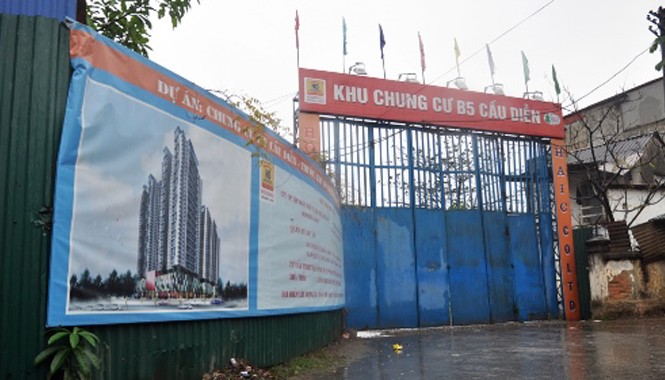 Người mua nhà khó đòi lại tiền ở Housing Group Nhiều khách hàng đã nộp cả tỷ đồng cho Housing Group nhưng hiện dự án B5 Cầu Diễn vẫn chỉ là bãi đất trống. Ảnh: Quý Đoàn.