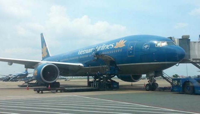 Tội phạm “dọa” bom trên máy bay bị cấm bay 1 năm Tội phạm "dọa" bom chuyến bay VN253 của Vietnam Airlines hôm 5/1 bị cấm bay 1 năm.