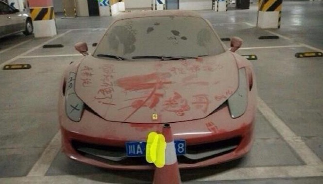 Ferrari 458 Italia bị bỏ rơi tại Trung Quốc Ferrari 458 Italia có giá 636.000 USD bị bỏ rơi tại Trung Quốc.