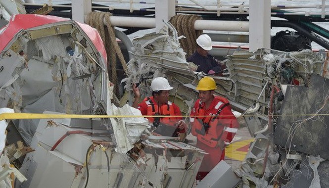 Máy bay QZ8501 tạo thành hố sâu dưới đáy biển Lực lượng chức năng Indonesia di chuyển phần đuôi mới trục vớt được của máy bay QZ8501 về cảng Kumai, Pangkalan Bun. Nguồn: AFP/TTXVN.