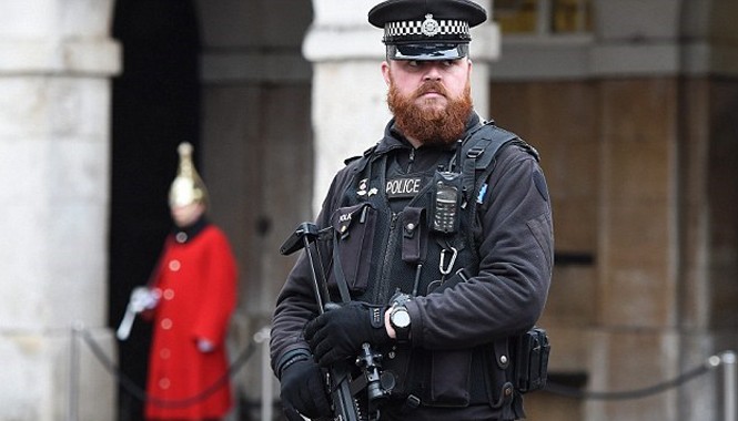 Bản tin 14H: Anh triển khai nhiều biện pháp chống khủng bố Một cảnh sát vũ trang canh giữ ở Whitehall, Anh. Nguồn: EPA.