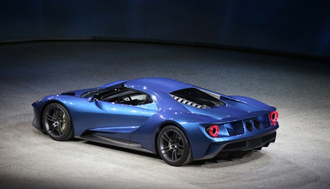Ford trình làng siêu xe cạnh tranh Ferrari Ford GT là mẫu xe kế nhiệm huyền thoại GT40 trước đây.