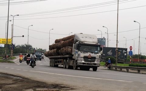 Bộ trưởng Thăng: Hoàn toàn có thể kiểm soát được xe quá tải Nhiều địa phương cam kết trong năm 2015 tình trạng xe quá tải sẽ giảm.