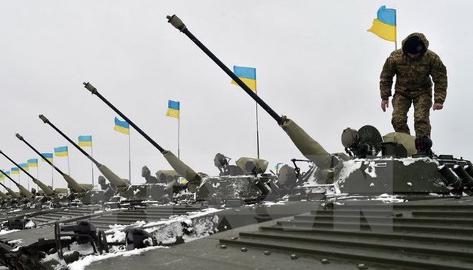 Bản tin 8H: “Thảm họa” nếu Ukraine giải quyết xung đột bằng vũ lực Xe quân sự mới được bàn giao cho các lực lượng Ukraine. Nguồn: AFP/TTXVN.
