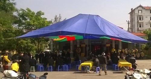 Phát hiện thi thể vợ phó Chánh tòa án Hải Phòng nổi trên sông Gia đình đang tổ chức tang lễ cho nạn nhân.