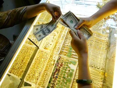 Vàng giảm, tỷ giá USD xuống thấp nhất 2 tháng qua Giá vàng quay đầu giảm sáng nay bất chấp việc thị trường quốc tế đi ngang.