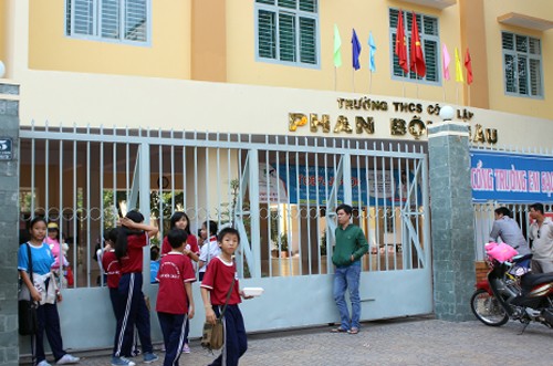 TP HCM nghiêm cấm mọi hình thức xử phạt học sinh Một nữ học sinh lớp 6 trường THCS Phan Bội Châu đã ngất xỉu rồi tử vong sau đó khi bị cô giáo phạt.