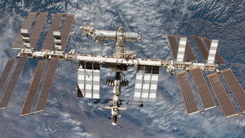 Trạm vũ trụ náo loạn sơ tán vì báo động nhầm Trạm Vũ trụ Quốc tế (ISS) nhìn từ tàu con thoi Endeavour. Ảnh: Reuters.
