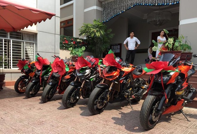 Kawasaki Z1000 trang trí lạ mắt đi rước dâu tại Biên Hòa Một đám cưới diễn ra vào dịp cuối tuần tại Biên Hòa đã quy tụ những người chơi xe thuộc câu lạc bộ Motor Sport Z1000 tham gia đón dâu.