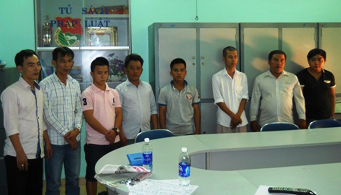 Làm bằng tiến sĩ giá 9 triệu rao bán khắp cả nước Các đối tượng bị bắt giữ tại cơ quan công an.
