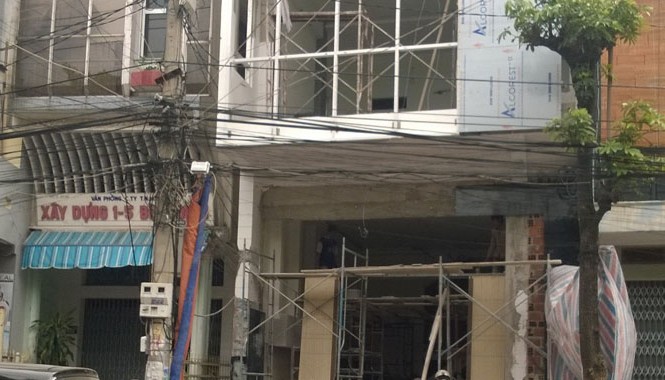 Bất cẩn khi sửa điện, nam công nhân rơi từ tầng 3 Hiện trường vụ tai nạn.