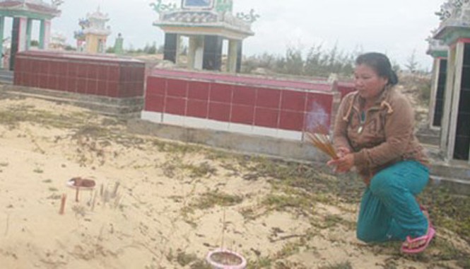 Người đàn bà vô tình 'cưới' thêm người chết Phần mộ của 2 “người chồng” được chị Hoa cho chôn liền kề nhau.
