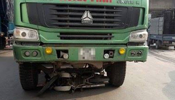 Thoát chết sau khi bị xe tải 'nuốt' vào gầm Chiếc xe máy vẫn nằm gọn dưới gầm xe tải.