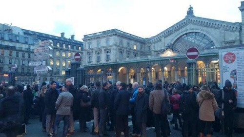 Ga tàu Paris sơ tán vì bị dọa bom Ga tàu Gare de l'Est sơ tán vì bị dọa bom. Ảnh: Twitter