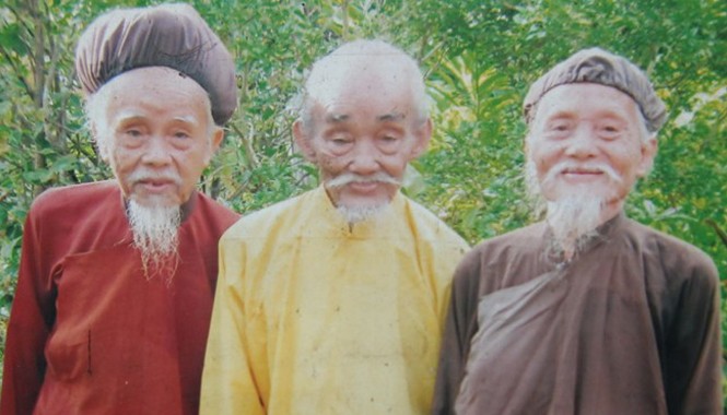 Ba anh em 'dị nhân' cả đời không cắt tóc ở miền Tây Cụ Chiến với em trai cạnh bên. Người anh đứng ngoài cùng vừa qua đời. Ảnh gia đình cung cấp.